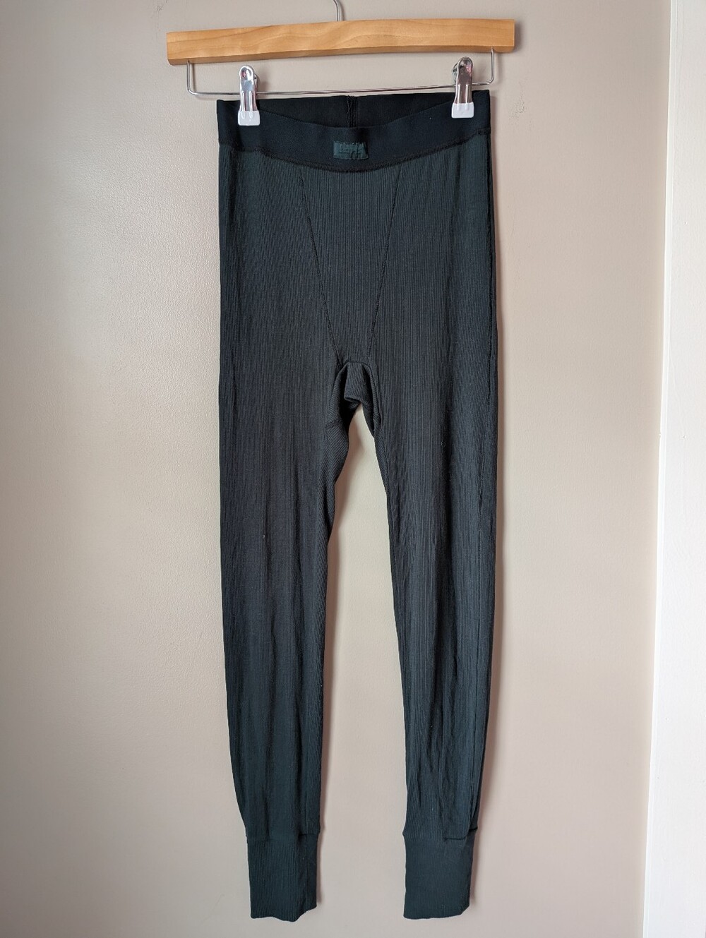 SKIMS rubbed dark green soot cotton leggings #thermal #activewear
